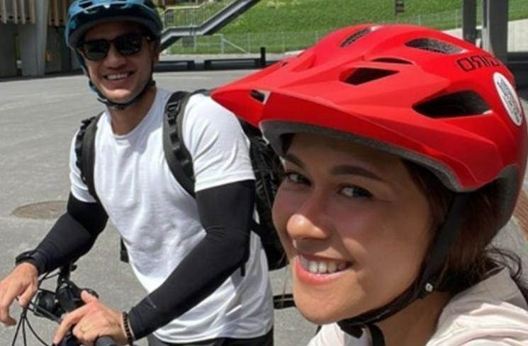Potret liburan Nana Mirdad dan Andrew White di Swiss. (Instagram/@nanamirdad_)
