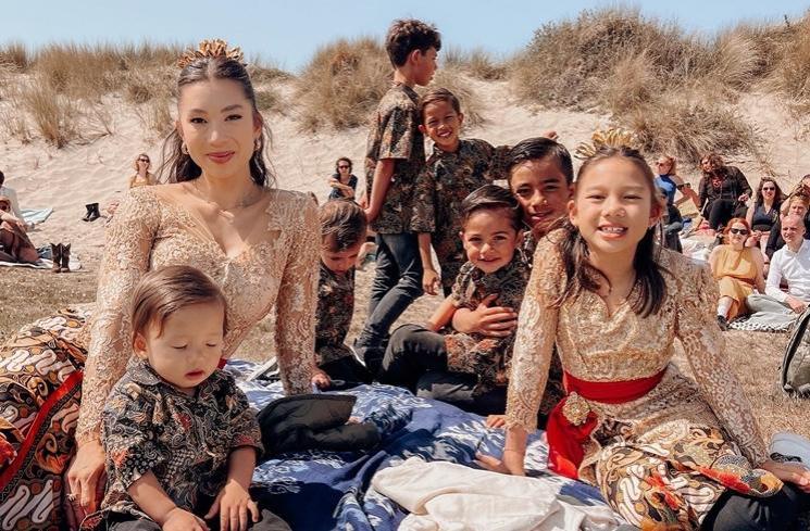 Liburan Jennifer dan Irfan Bachdim di Belanda. (Instagram/@jenniferbachdim)