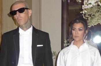 Kourtney Kardashian Resmikan Pernikahan dengan Travis Barker, Penampilannya Seksi Banget!