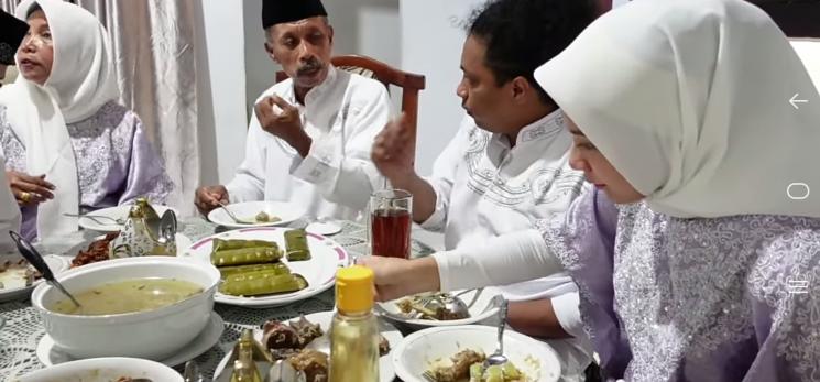 Momen Akrab Indah Permatasari dan Mertua (YouTube/Indah Permatasari)