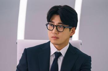 9 Potret Yoon Kye Sang di Kiss Sixth Sense, Jadi Bos Seo Ji Hye yang Sensitif dan Bikin Deg-degan