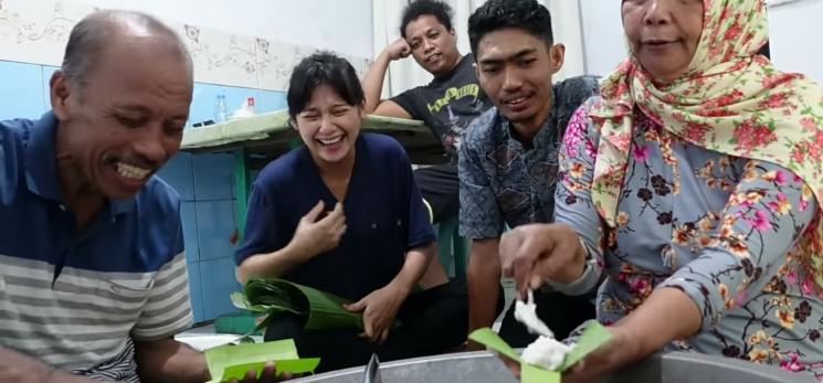 Momen Akrab Indah Permatasari dan Mertua (YouTube/Indah Permatasari)