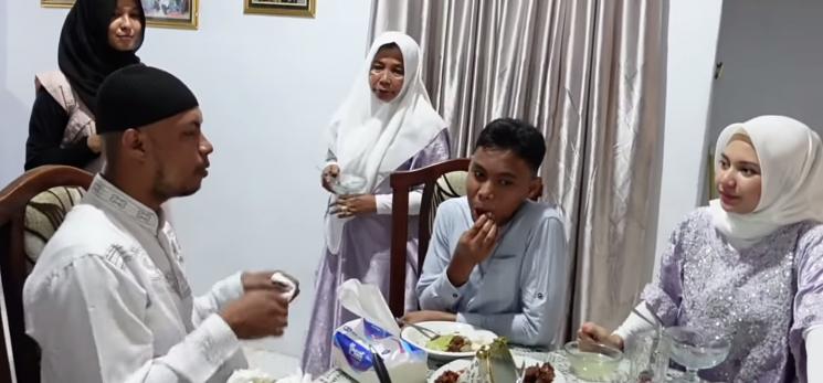 Momen Akrab Indah Permatasari dan Mertua (YouTube/Indah Permatasari)