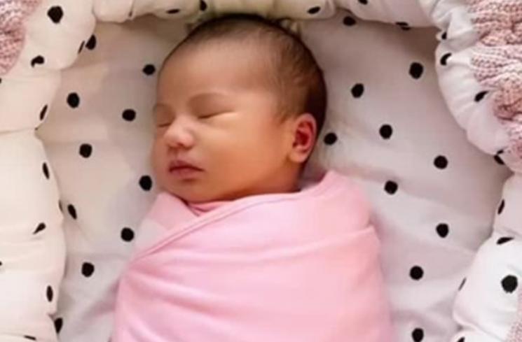 Potret Millicent Mae Anak Derby Romero. (Instagram/miss_adinda_mae)