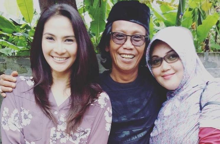 Momen Mesra Mandra dan Istri. (Instagram/mandra_ys)
