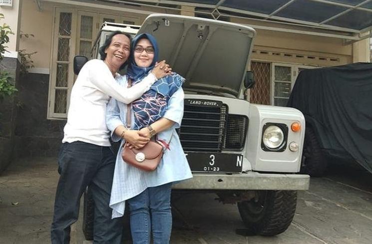Momen Mesra Mandra dan Istri. (Instagram/mandra_ys)