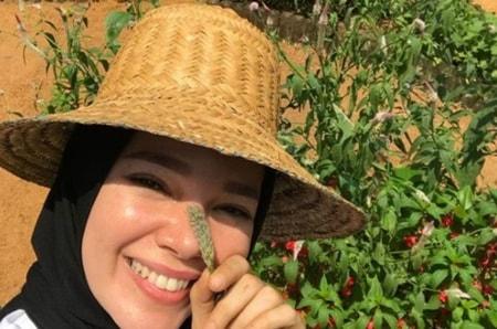 Gaya Penyanyi Saat Berkebun(Instagram/@dewisandra)