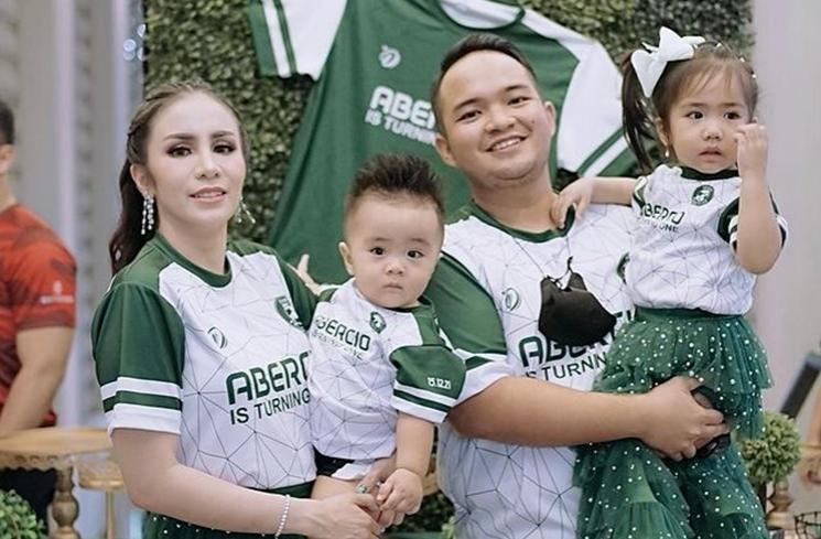 Artis Masih Bekerja Meski Dinikahi Konglomerat. (Instagram/therealmomogeisha)