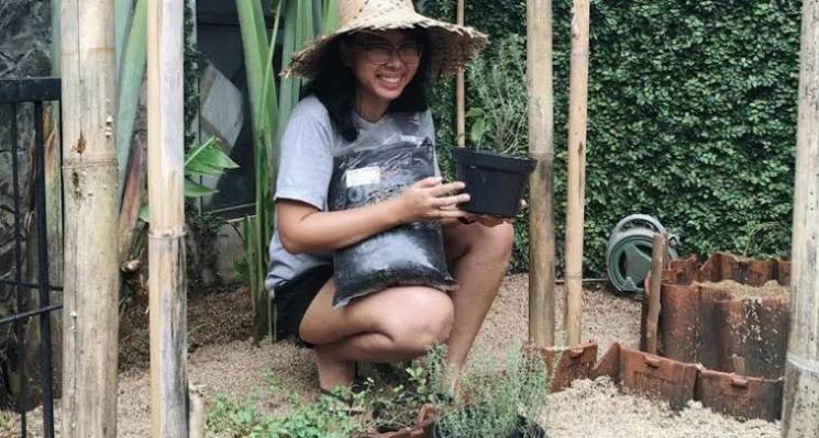Gaya Penyanyi Saat Berkebun(Instagram/@rarasekar)