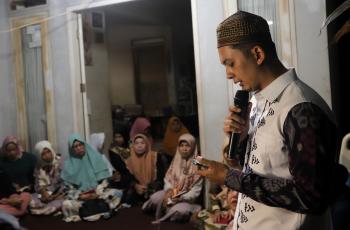Kiki Farrel Menangis Pilu di Tahlilan 7 Harian Mama Dahlia