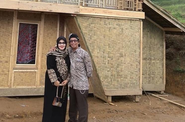 Momen Mesra Mandra dan Istri. (Instagram/mandra_ys)