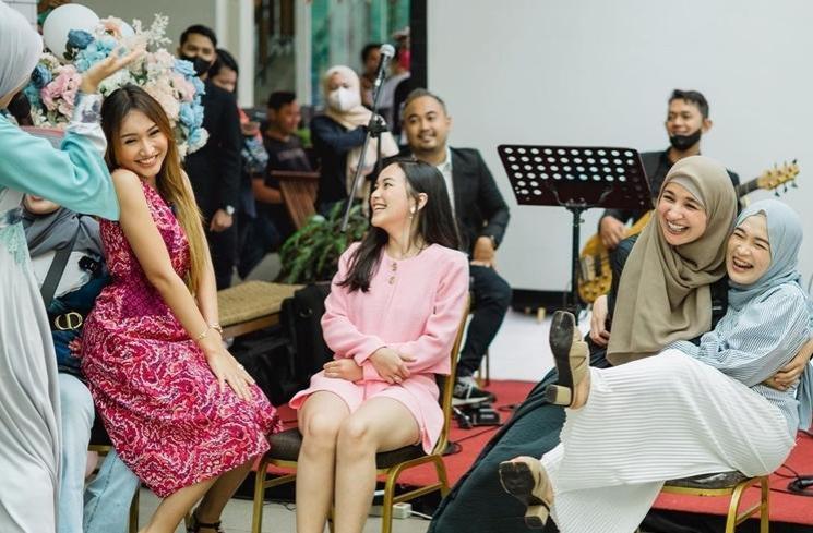 Gaya Artis di Gender Reveal Anak Ria Ricis (instagram/@ririe_fairus)