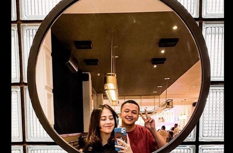Gaya Pacaran Adhisty Zara dan Kakang Jurnalrisa. (Instagram/@zaraadhsty)