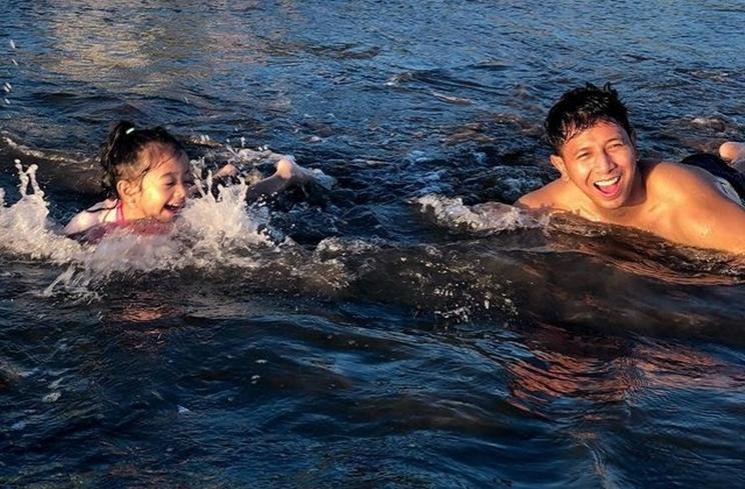 Potret Liburan Fairuz A Rafiq di Bali. (Instagram/@sonnyseptian)
