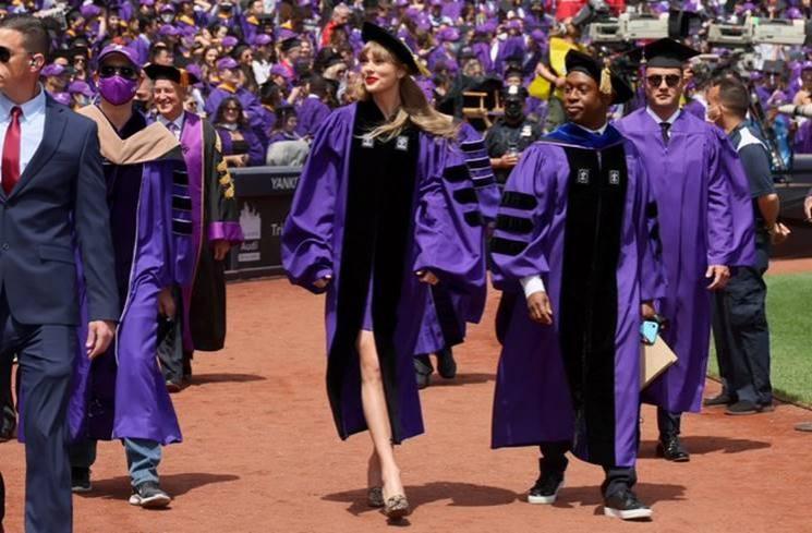 Momen Taylor Swift Terima Gelar Doktor Kehormatan (Twitter/@enews)