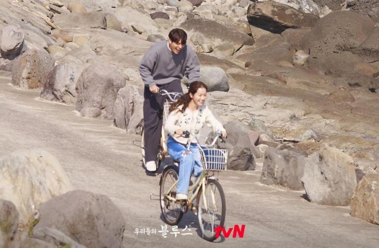Potret Romantis Kim Woo Bin dan Han Ji Min (Instagram/@tvn_drama)
