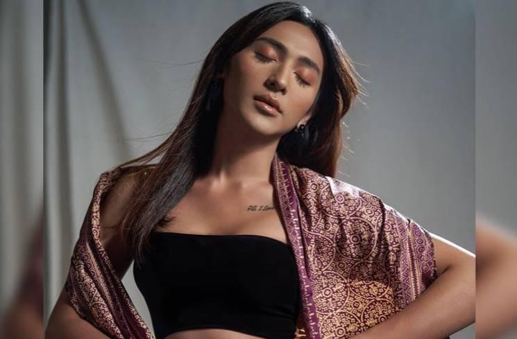 Potret Dena Rachman Pakai Baju Adat (instagram/@denarachman)