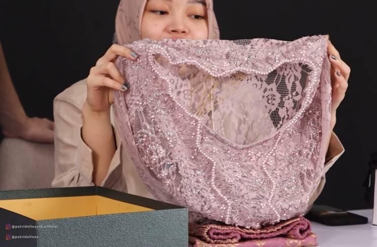 Momen Putri Delina buka kado ultah (YouTube/Putri Delina)