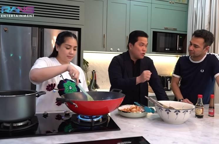 Potret Erick Thohir kunjungi rumah Raffi Ahmad. (YouTube/Rans Entertainment)