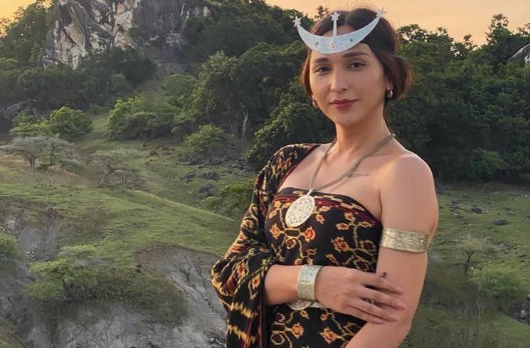 Potret Dena Rachman Pakai Baju Adat (instagram/@denarachman)