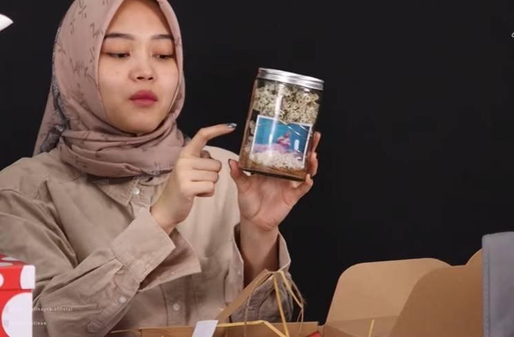 Momen Putri Delina buka kado ultah (YouTube/Putri Delina)