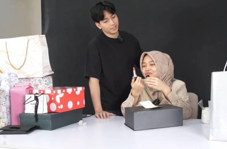 Momen Putri Delina buka kado ultah (YouTube/Putri Delina)