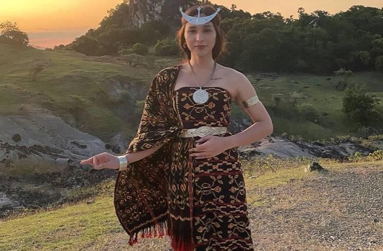 Potret Dena Rachman Pakai Baju Adat (instagram/@denarachman)