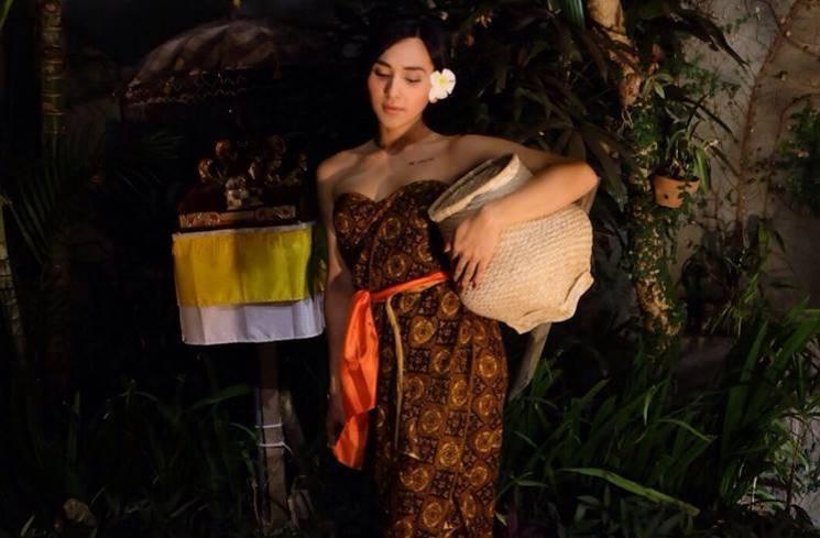 Potret Dena Rachman Pakai Baju Adat (instagram/@denarachman)