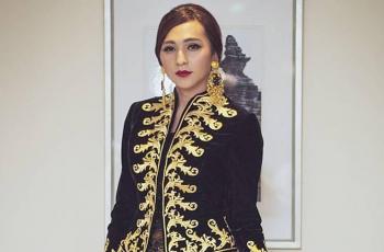 10 Potret Dena Rachman Pakai Baju Adat, Pancarkan Pesona yang Elegan
