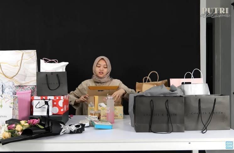 Momen Putri Delina buka kado ultah (YouTube/Putri Delina)