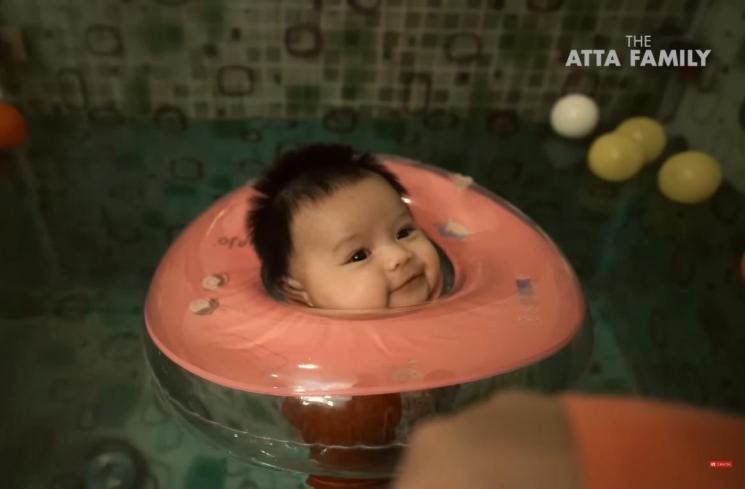 Potret Ameena di Baby Spa (YouTube/AH)