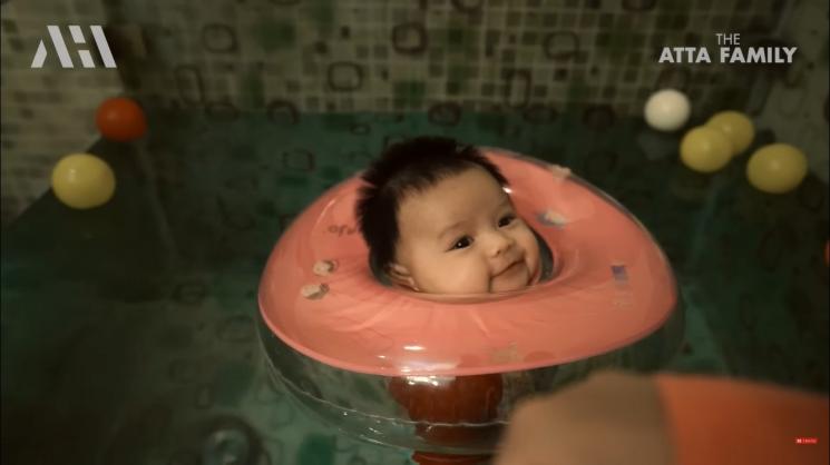 Potret Ameena di Baby Spa (YouTube/AH)