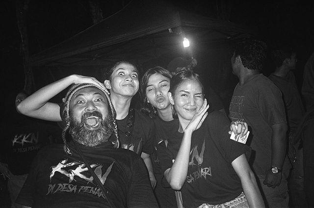 Momen Seru Para Pemain KKN di Desa Penari. (Instagram/adindathomas)