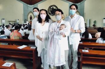 Dress Berusia 38 Tahun Dipakai Bayi Nadine Chandrawinata saat Dibaptis, Wujudnya Tuai Sorotan!