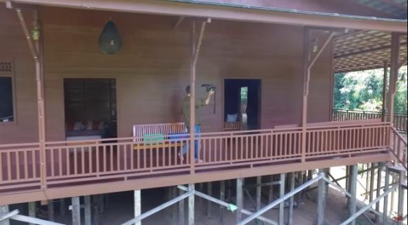 Potret Rumah Andrew Kalaweit. (YouTube/Chanee Kalaweit)