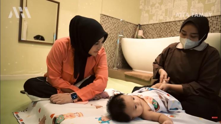 Potret Ameena di Baby Spa (YouTube/AH)
