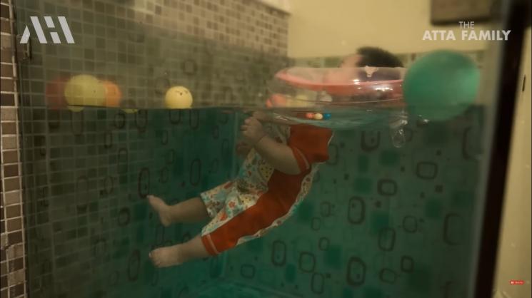 Potret Ameena di Baby Spa (YouTube/AH)