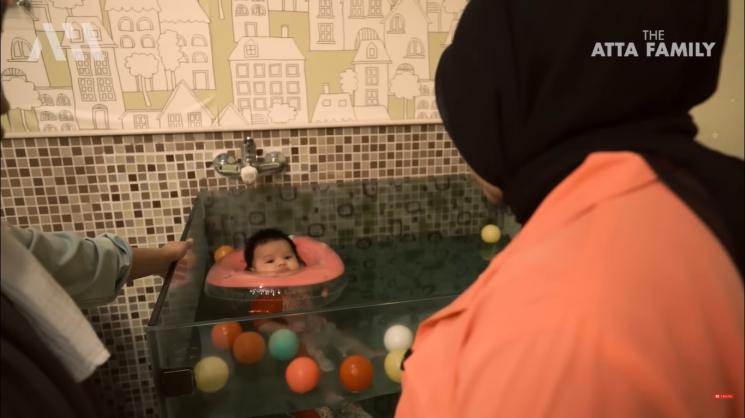 Potret Ameena di Baby Spa (YouTube/AH)