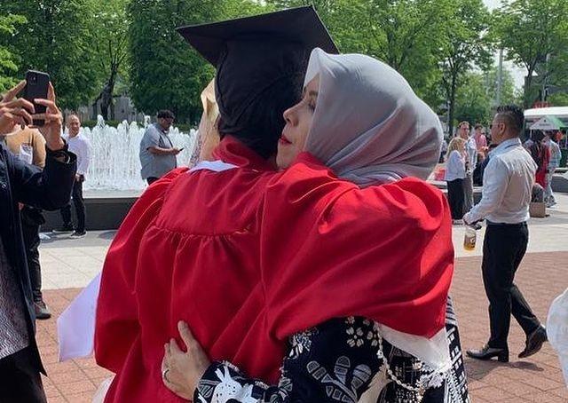 Potret Wisuda Amyra Anak Sandiaga Uno (Instagram/nurasiauno/sandiuno)