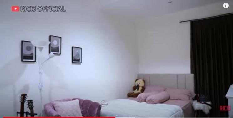 Potret Rumah Anneth. (YouTube/Ricis Official)
