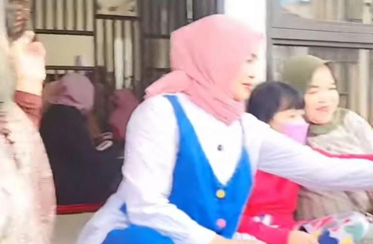 Momen Syukuran Rumah Baru Syifa Adik Ayu Ting Ting(Instagram/@ayutingting92)