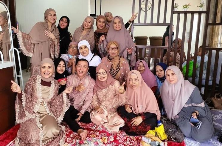 Momen Syukuran Rumah Baru Syifa Adik Ayu Ting Ting(Instagram/@ayutingting92)