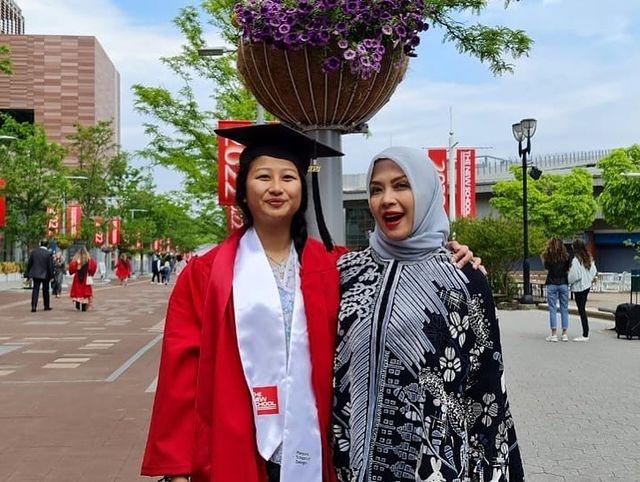 Potret Wisuda Amyra Anak Sandiaga Uno (Instagram/nurasiauno/sandiuno)