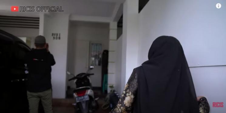 Potret Rumah Anneth. (YouTube/Ricis Official)