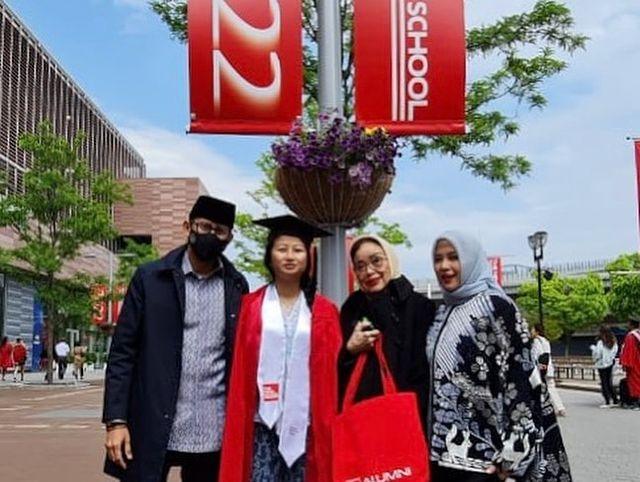 Potret Wisuda Amyra Anak Sandiaga Uno (Instagram/nurasiauno/sandiuno)