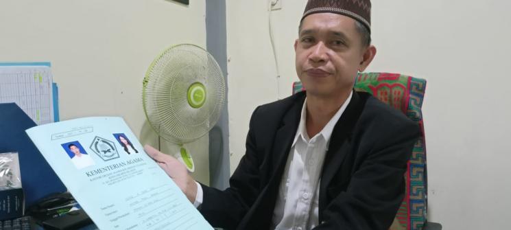 Bunyamin Kepala KUA Cilandak membongkar berkas pernikahan Maudy Ayunda. (MataMata.com/Rena Pangesti)