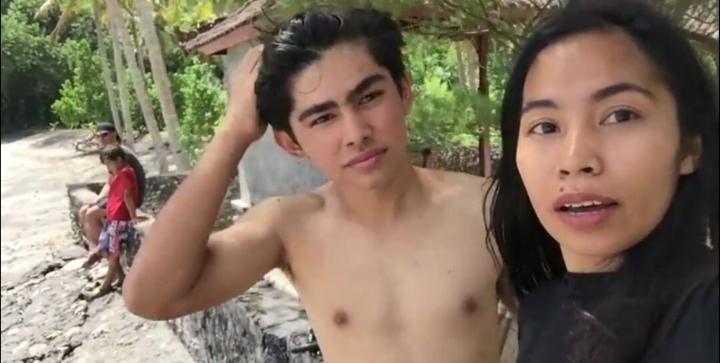 Potret Manis Andrew Kalaweit Bareng Ibu. (YouTube/Prada Kalaweit)