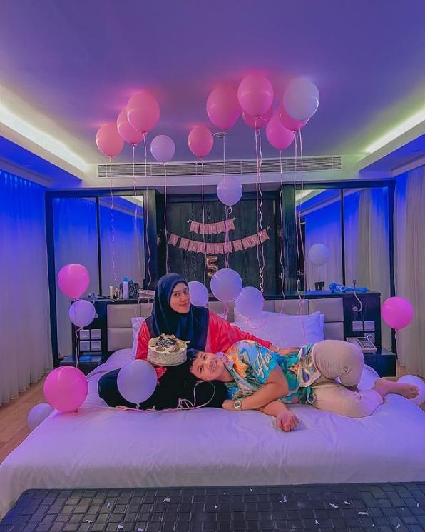 Potret Anniversary ke-5 Fairuz A Rafiq dan Sonny Septian. (Instagram/Fairuzarafiq)