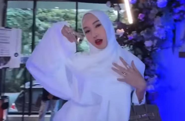 Gaya artis di halal bihalal bos MS Glow (Instagram/@lucintaluna_manjalita)