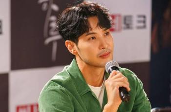 9 Potret Kim Ji Suk di Kiss Sixth Sense, Jadi Sutradara Jenius Sekaligus Mantan Pacar Seo Ji Hye